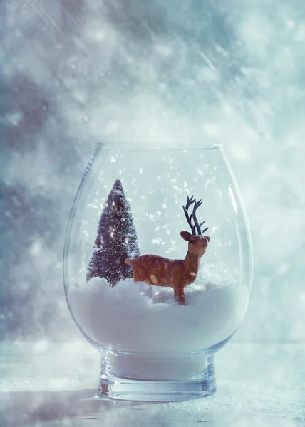 Олени в стеклянном снежном шаре — стоковое фото
