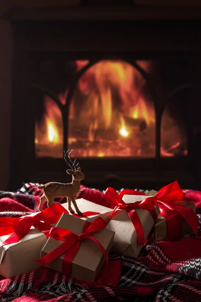 Weihnachtsgeschenke am Kamin — Stockfoto