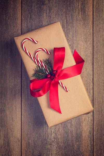 Regalo de Navidad con bastones de caramelo — Foto de Stock