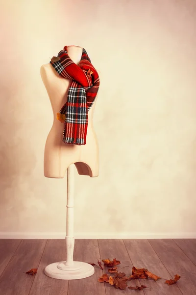 Зимний шарф на манекене — стоковое фото