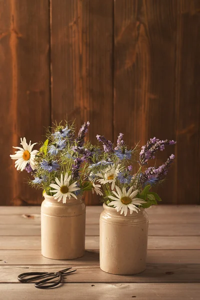 Keramikkrukor fyllda med blommor — Stockfoto