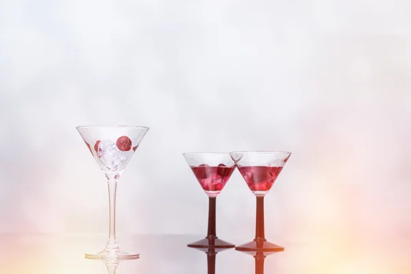 Bicchiere da cocktail riempito di ghiaccio — Foto Stock