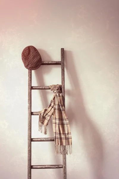 Flat Cap & sjaal op rustieke Ladder — Stockfoto
