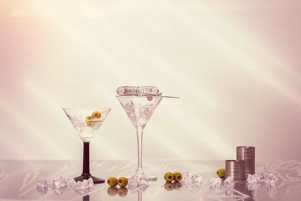 Martini Cocktails mixen — Stockfoto