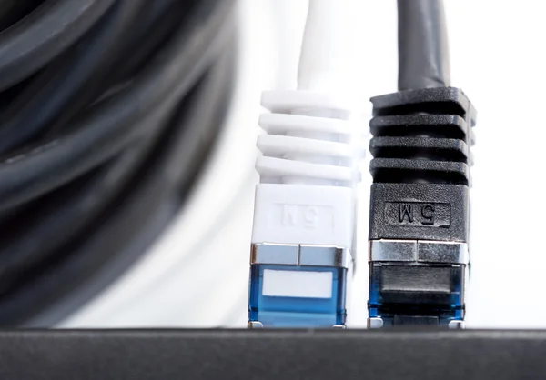 Netzwerkkabel, die mit einem Switch verbunden sind — Stockfoto