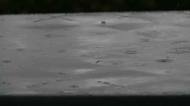 Gotas de lluvia sobre una mesa — Vídeos de Stock