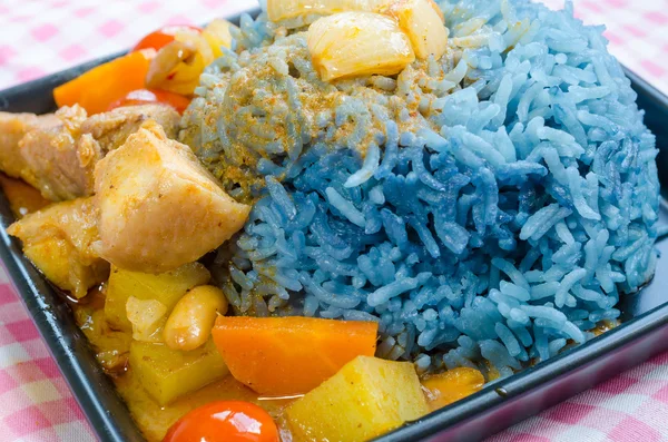 Massaman al curry con riso cotto al pisello farfalla — Foto Stock