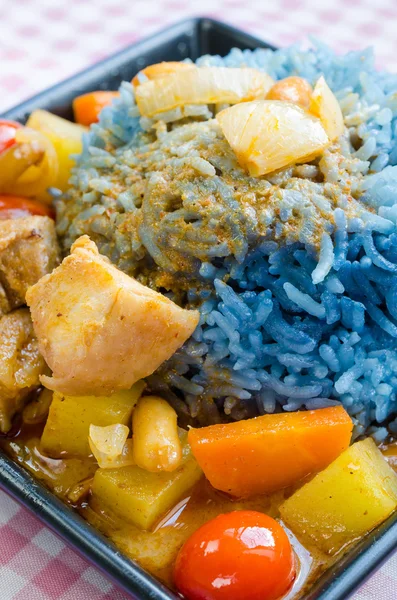 Kelebek bezelye ile Massaman köri pirinç pişmiş