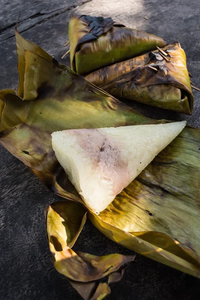 Arroz pegajoso com leite de coco e taro — Fotografia de Stock