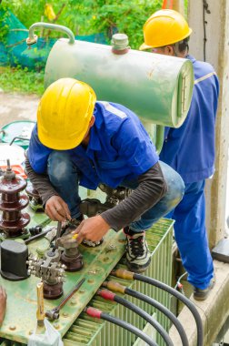 Elektrik güç elektrik transformatörleri incelemek.