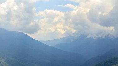 Bulutlar dağlar. Zaman atlamalı. 