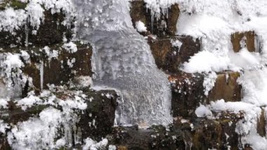 Buzun altında Falls.