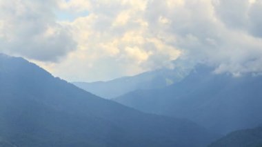 Bulutların üstleri. Timelapse.