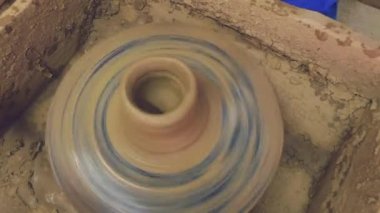 Pot yapmaya çalışan kadın