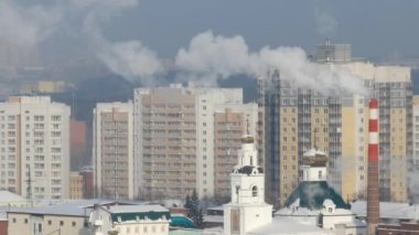 Tapınak ve duman. Ekaterinburg.