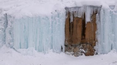 Kışın şelale buz