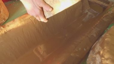 Kil alçı formundaki dökün