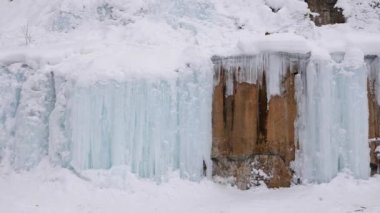 Kışın şelale buz