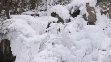 Buzun altında Falls.