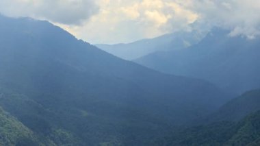 Dağlarda yağmur bulutları.