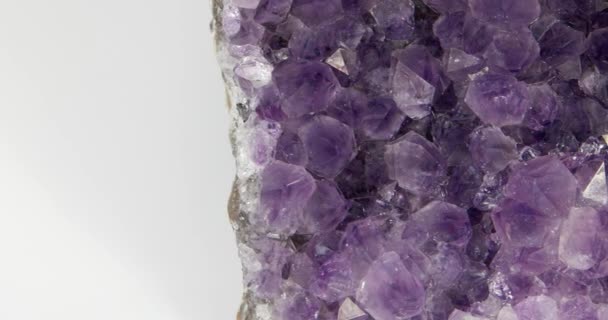 L'améthyste druse tourne  