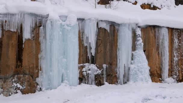 Водопад зимой — стоковое видео