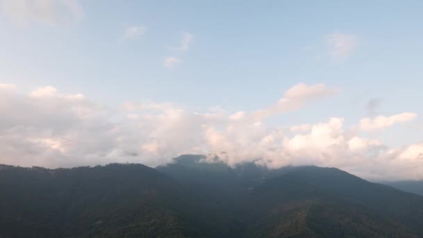 山の中の美しい雲. — ストック動画