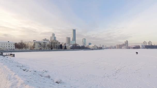 Zimní panorama města rybník — Stock video