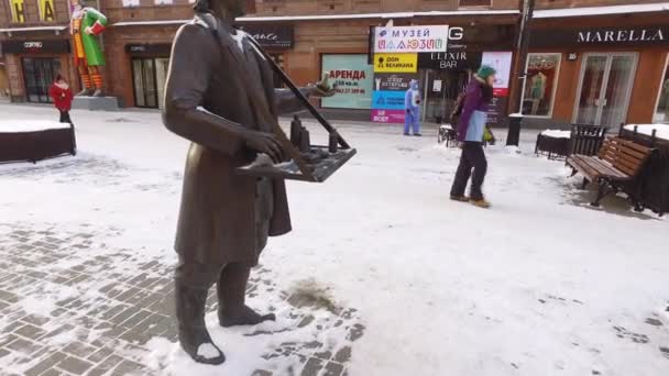 El monumento se erige en la calle peatonal principal — Vídeos de Stock