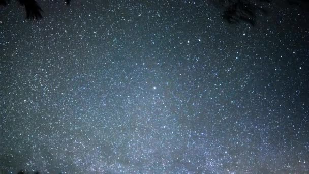 El cielo oscuro en las estrellas — Vídeo de stock