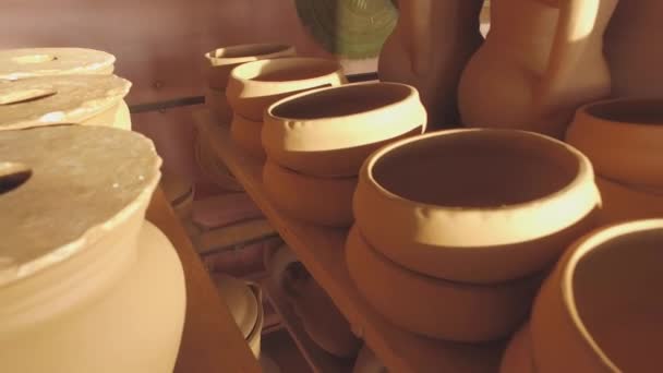 Keramik vor dem Brennen in den Regalen — Stockvideo