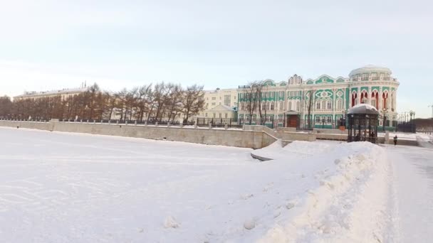 Winter panorama van de stad-vijver — Stockvideo