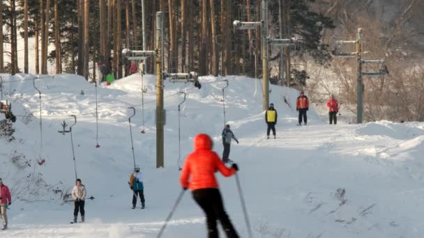 Yekaterinburg Rusland Januari 2016 Mensen Klimmen Lift Bergen Video Ultrahd — Stockvideo