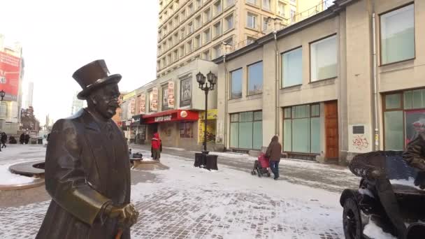 Le monument est érigé sur la rue piétonne principale — Video