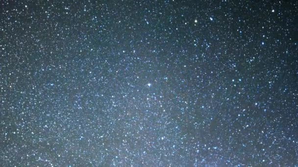 Karanlık Gökyüzünde yıldızlar — Stok video