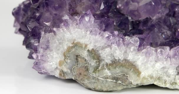 L'améthyste druse tourne  