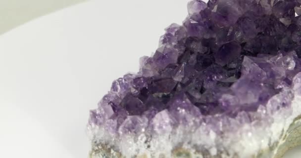 L'améthyste druse tourne  