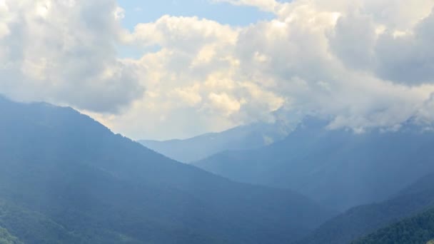 Nubes densas de. Krasnaya Polyana . — Vídeo de stock