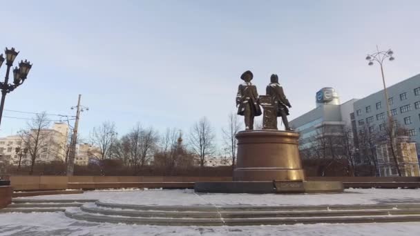 Monument van Tatisjtsjev en de Gennin — Stockvideo