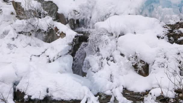 氷の下の滝. — ストック動画