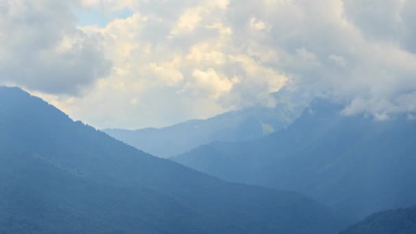 Nubes de tormenta sobre las laderas — Vídeos de Stock