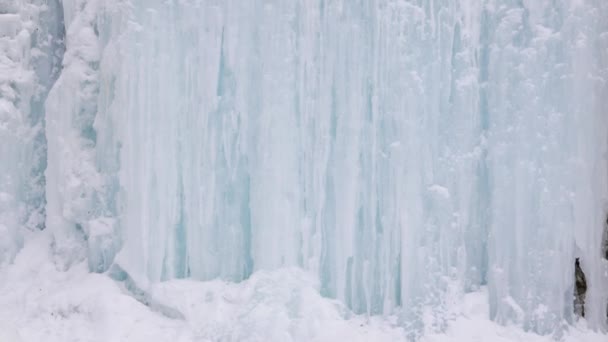 Wasserfalleis im Winter — Stockvideo