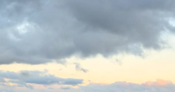 Wolken bij zonsondergang. Plateau van Kara-zeggen — Stockvideo