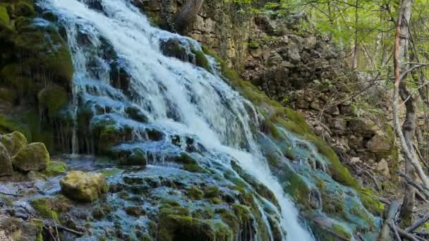 Cascada fluye desde el lago Yusupov — Vídeos de Stock