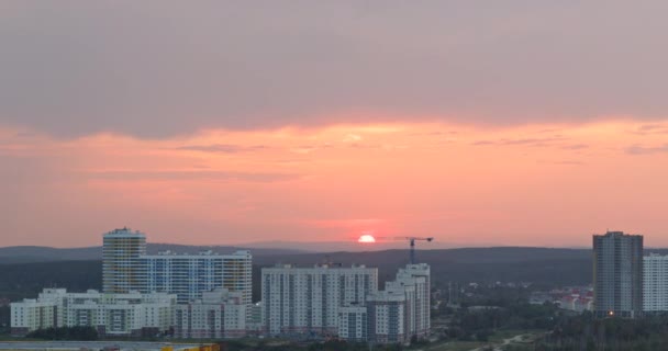 Небо на заході сонця і за його межами — стокове відео