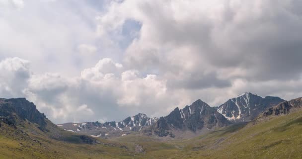 Molnen över topparna i Kirgizistan — Stockvideo