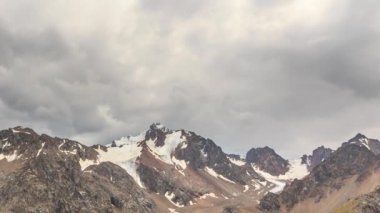 Bulutlar karlı zirveleri üzerinden