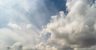 Kırgızistan doruklarına üzerinde bulutlar