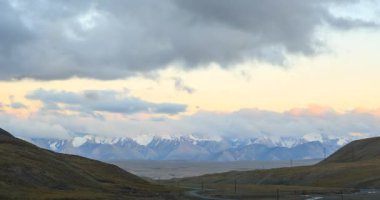 Plato Kara-Say dağlarda günbatımı