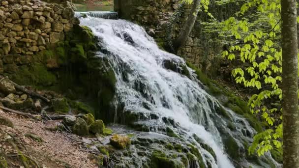 Cascada fluye desde el lago Yusupov — Vídeos de Stock